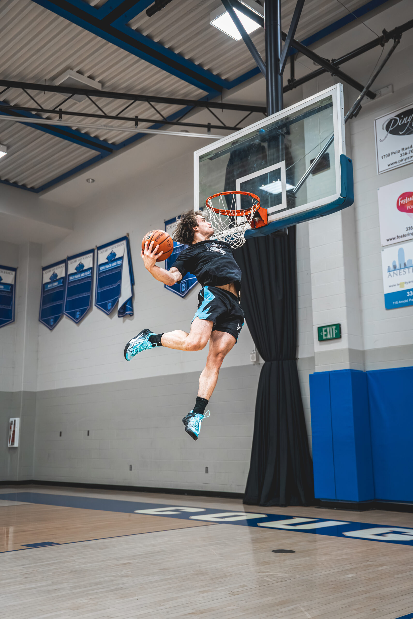 Travis Reynolds mid-air on a 360 Behind the Back dunk